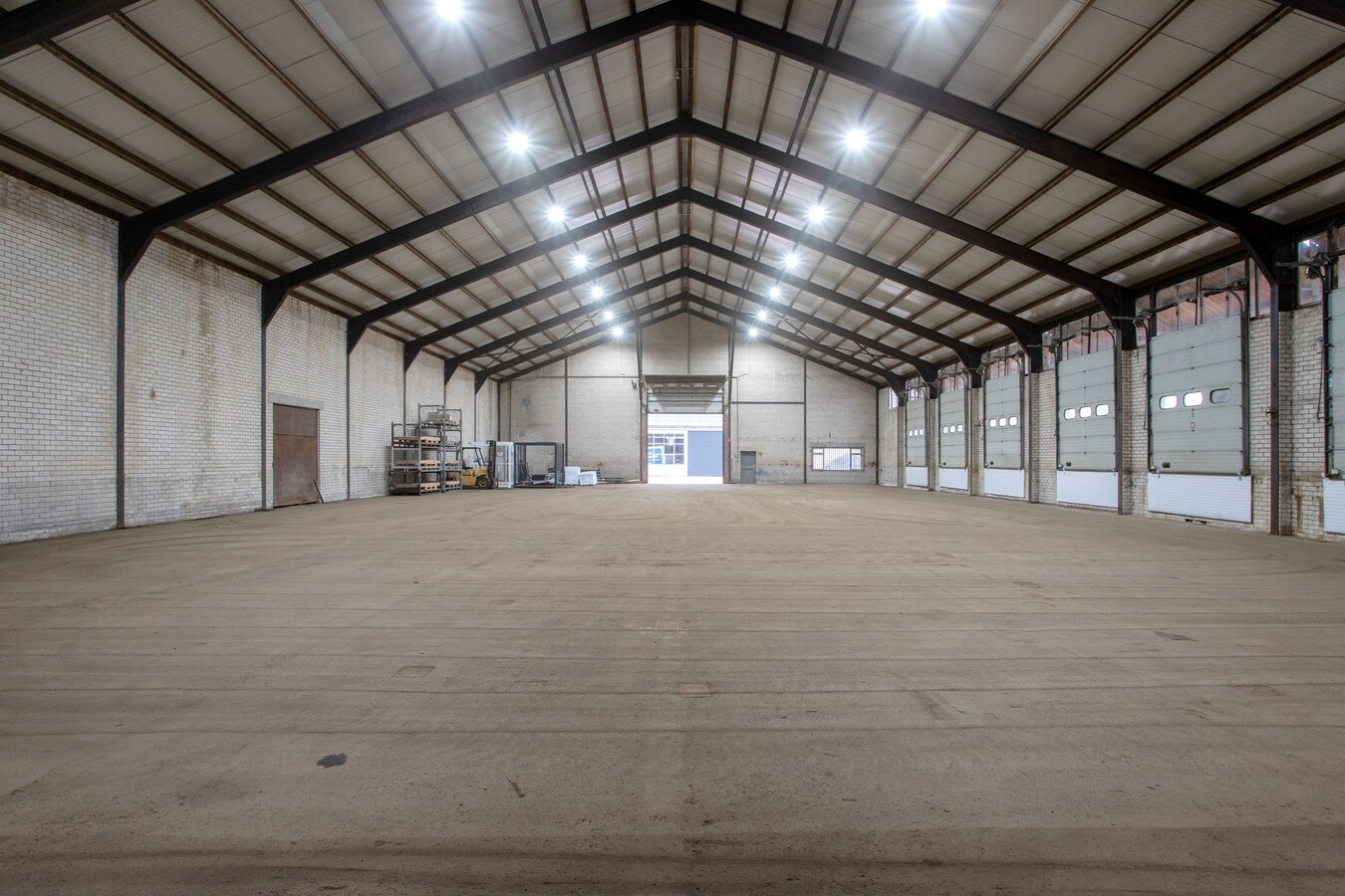 Te huur: “Opslag/overslaghal met buiten terrein”  aan de Rijt 31 te Luyksgestel, voorheen van KLG met buitenterrein. 