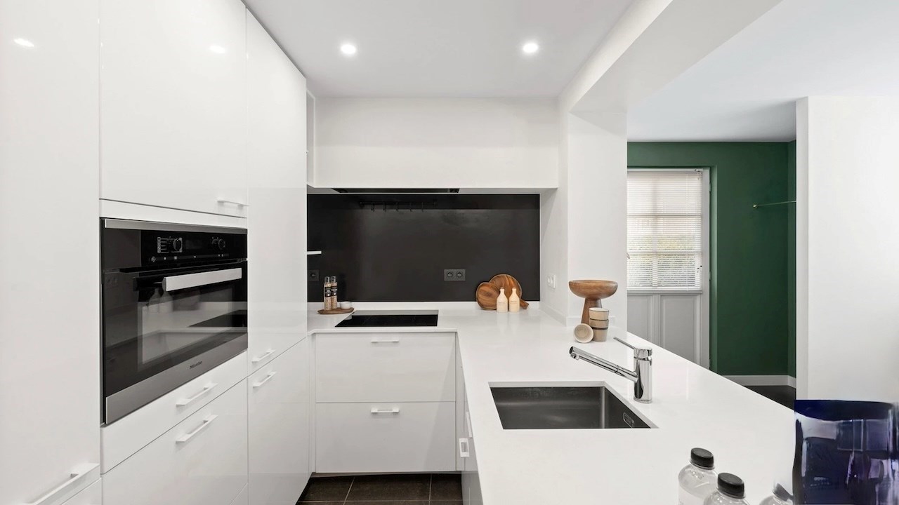 Gezellige villa in een paadje op een zeer centrale ligging, net naast het commerciële centrum van Knokke en op wandelafstand van de zee. 