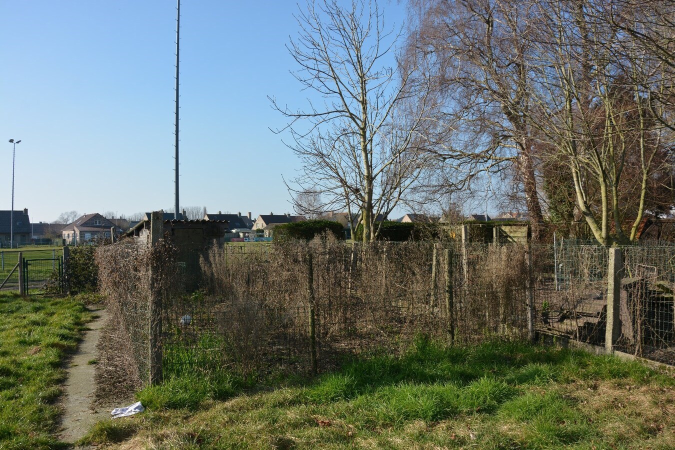 Uitzonderlijk gelegen woning met grote tuin 