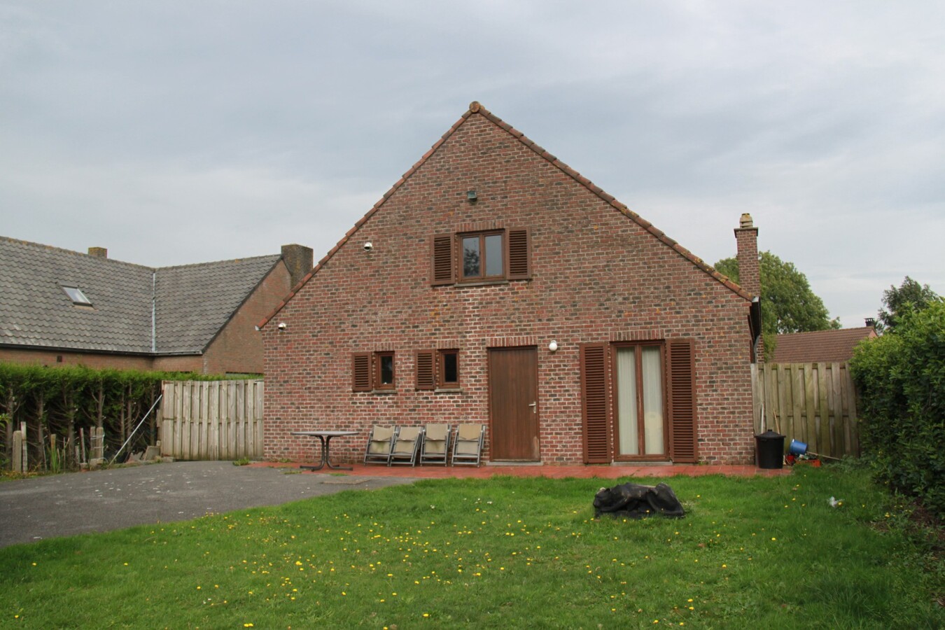 Op te frissen alleenstaande woning 