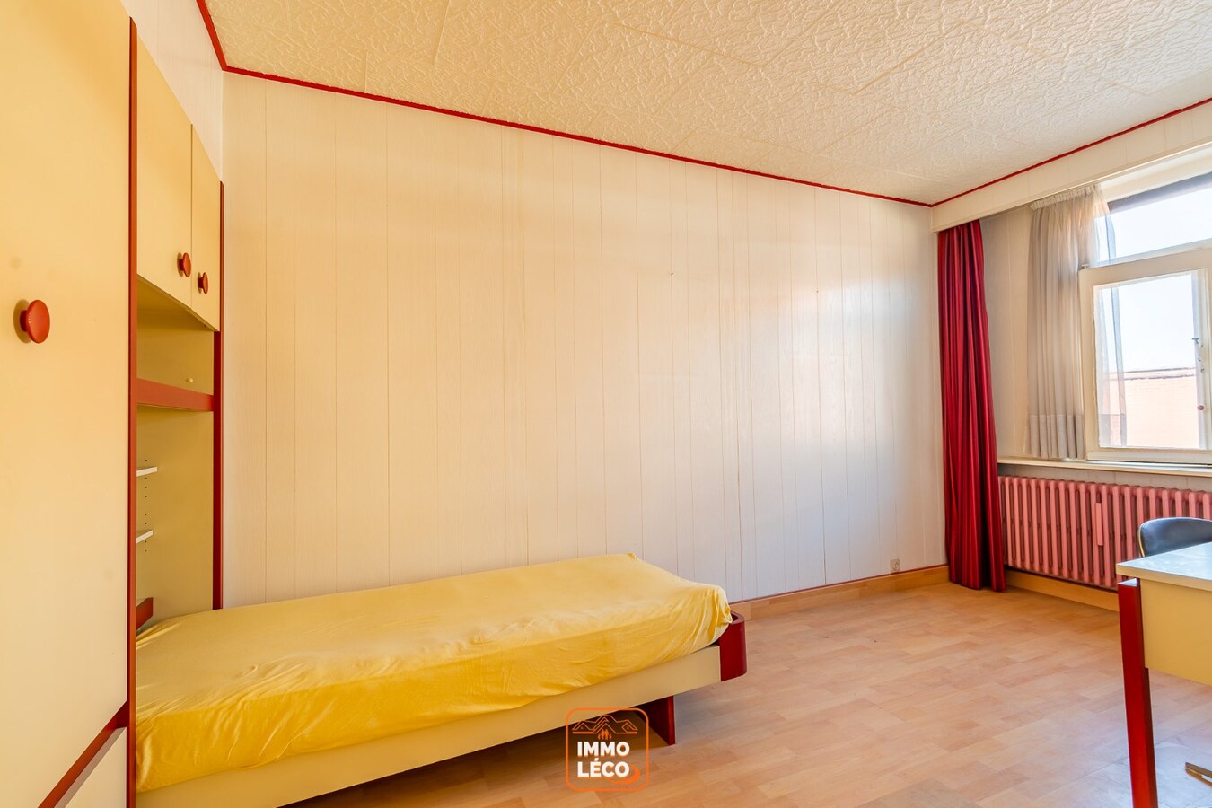 Maison offrant un excellent potentiel avec terrasse et garage inclus, dans une rue calme proche du centre-ville ! 