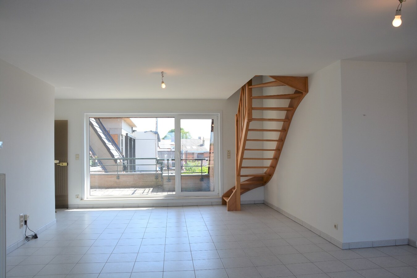 Lichtrijk duplex-appartement met garage in het centrum 