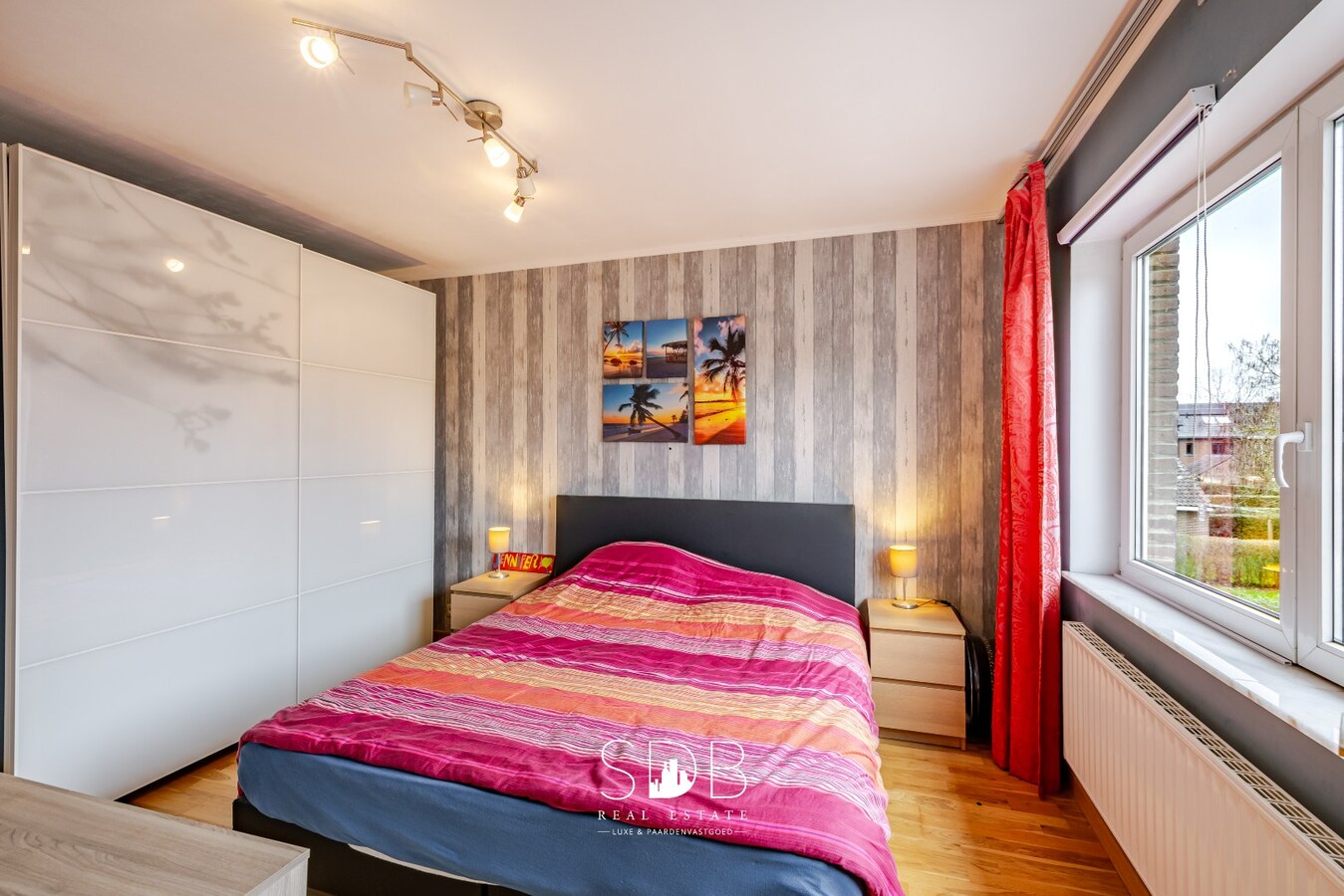 Instapklare half open bebouwing met gezinstuin 