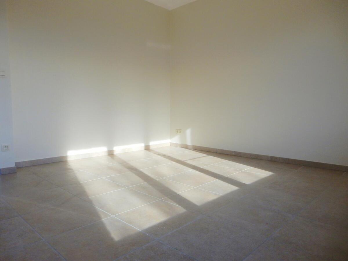 Vernieuwd ruim appartement met 3 slaapkamers en garagebox 