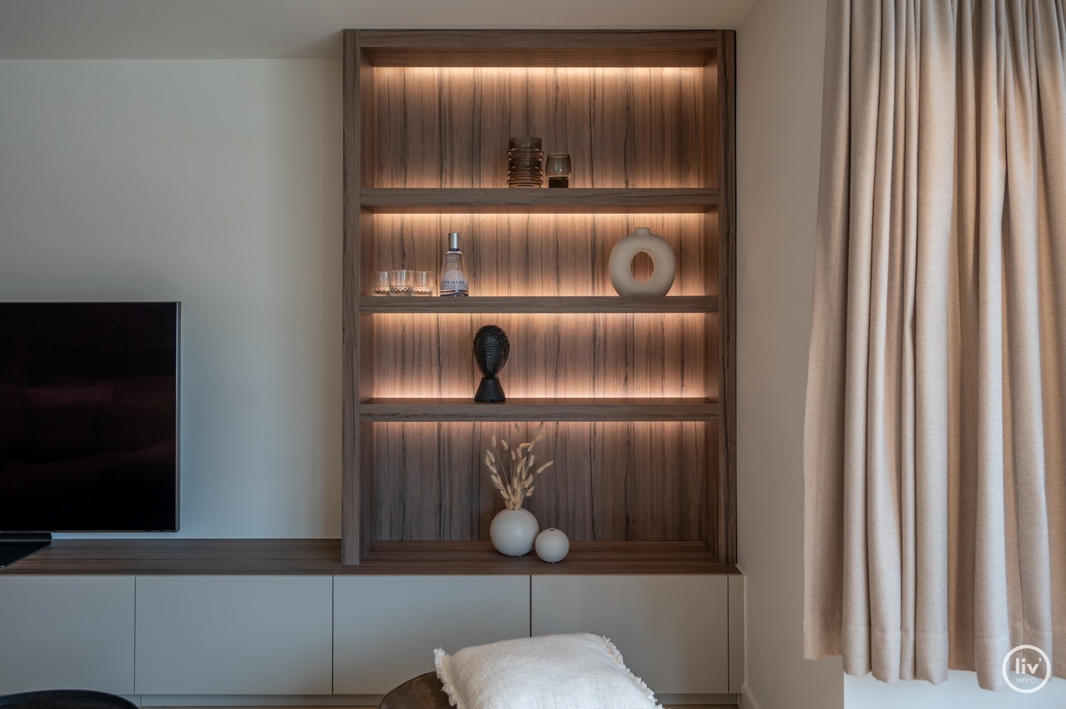 Prachtig, ruim gerenoveerd appartement met een mooie gevelbreedte van 7 m, gelegen op de Lippenslaan te Knokke. 