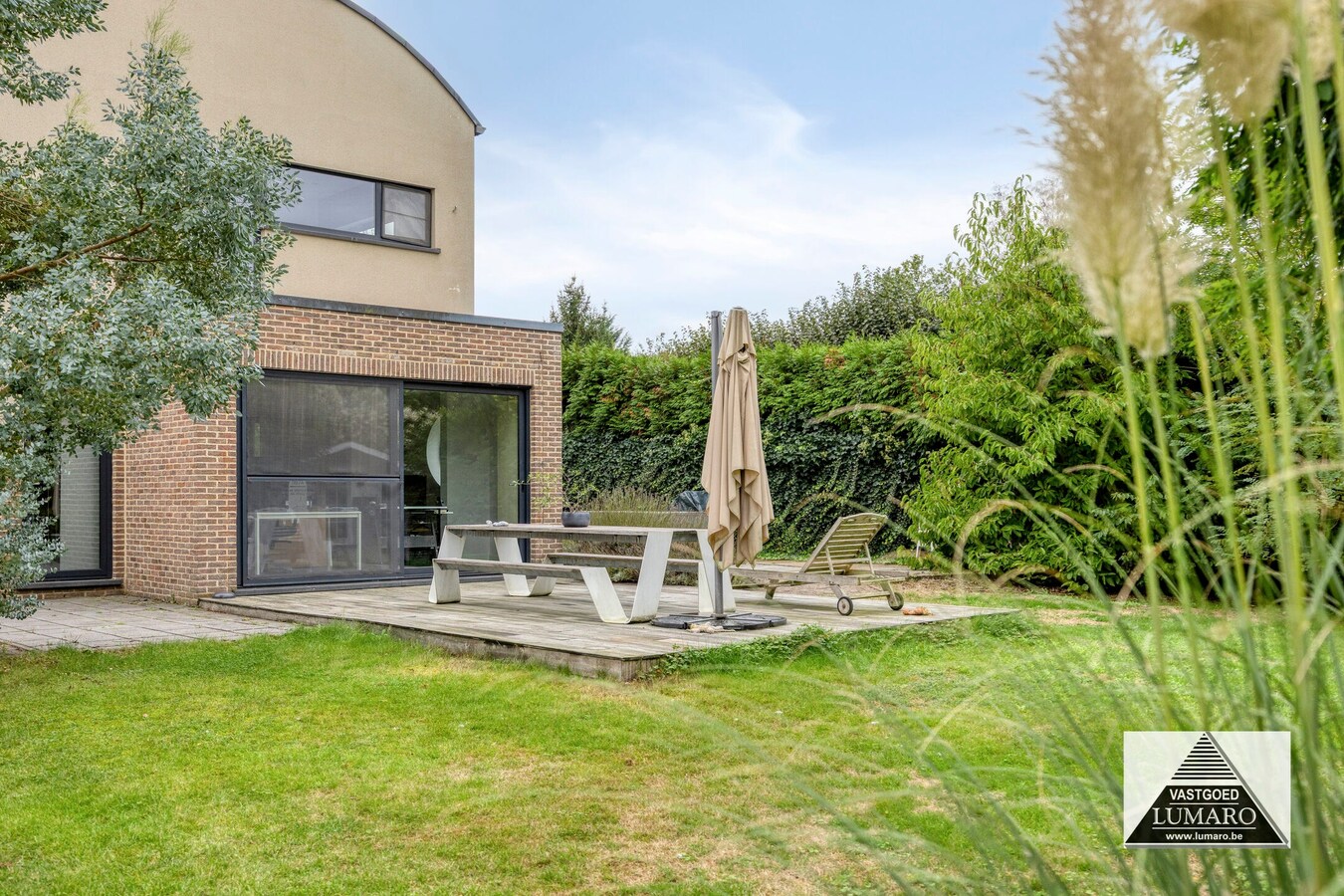 Villa onder moderne architectuur, residentiële bosomgeving. 3 slaapkamers, hobbyruimten 
