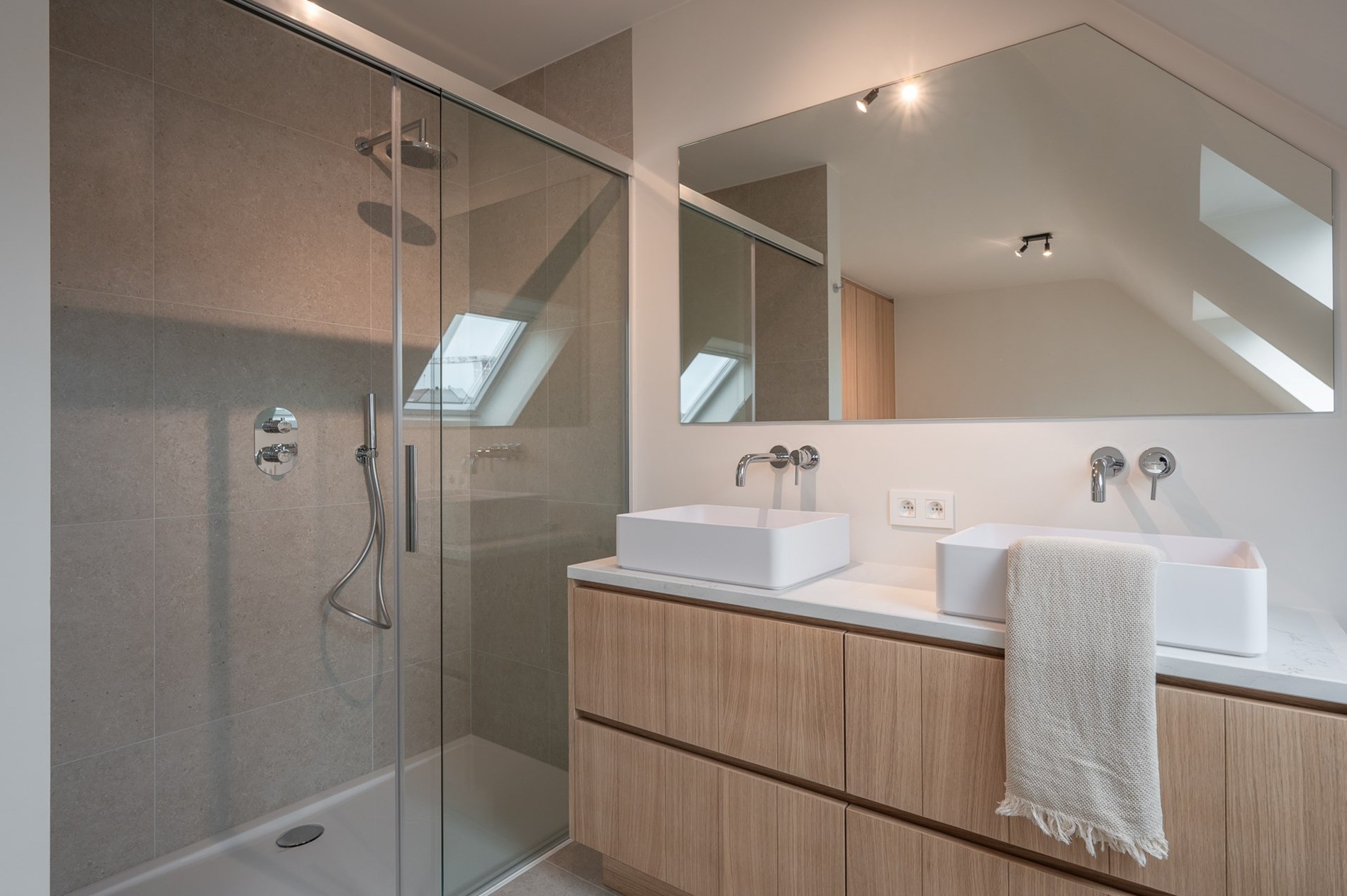 et strand.Magnifique appartement en duplex magnifiquement rénové avec vue latérale sur la mer, 2 chambres à coucher complètes, 2 grandes terrasses et un niveau de finition exceptionnel, situé à quelqu 