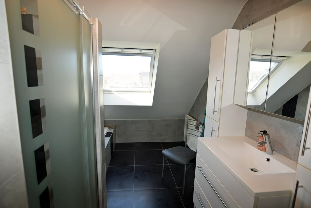Modern triplex appartement met 3 slpks, terras, kelderberging en autostaanplaats. 