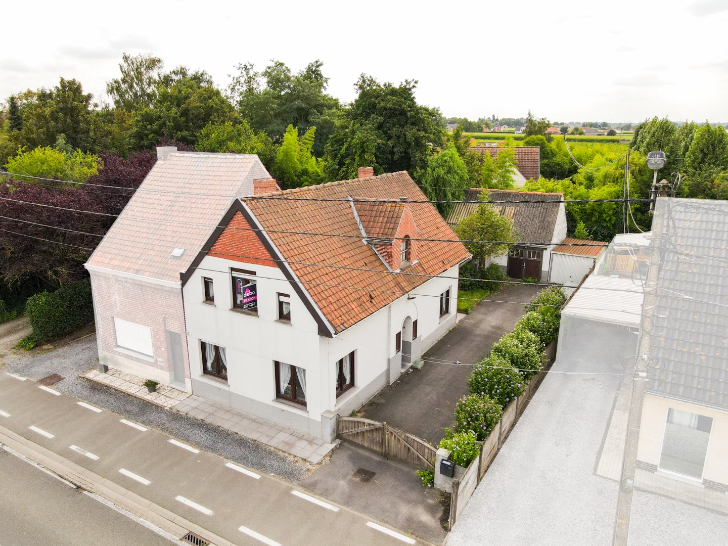 Deerlijk, te renoveren woning met klein magazijntje 