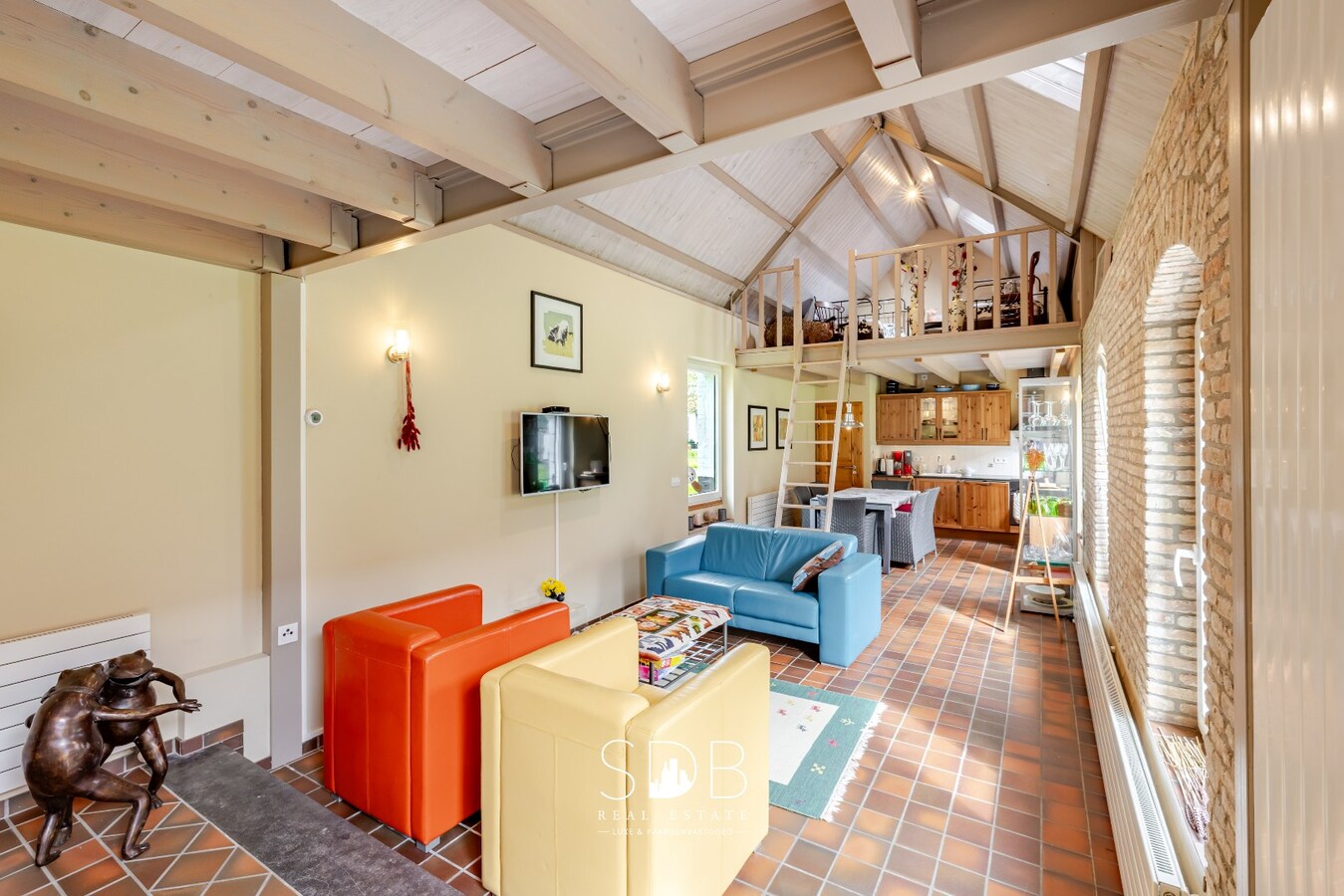 Landelijke woning met authentiek gastenhuis, stalgebouw, graslanden en buitenpiste op 20.285m² 