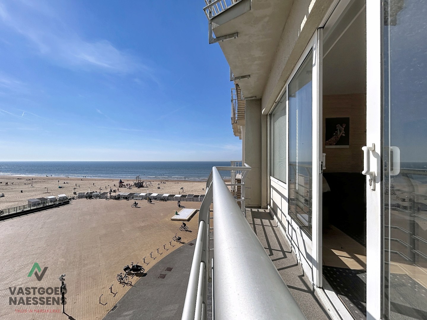 INSTAPKLARE STUDIO MET ZICHT OP ZEE EN TERRAS 