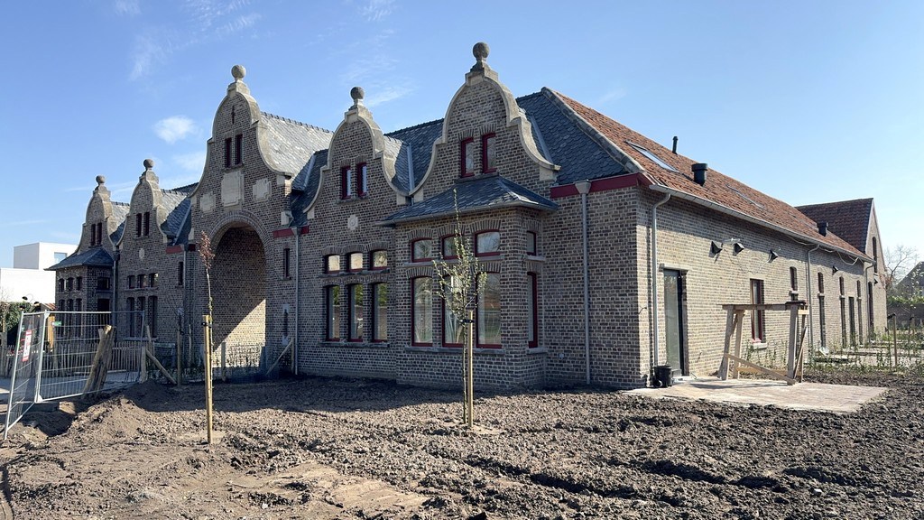 Kantoor te huur in prachtig gerenoveerde vierkantshoeve te Zwijnaarde