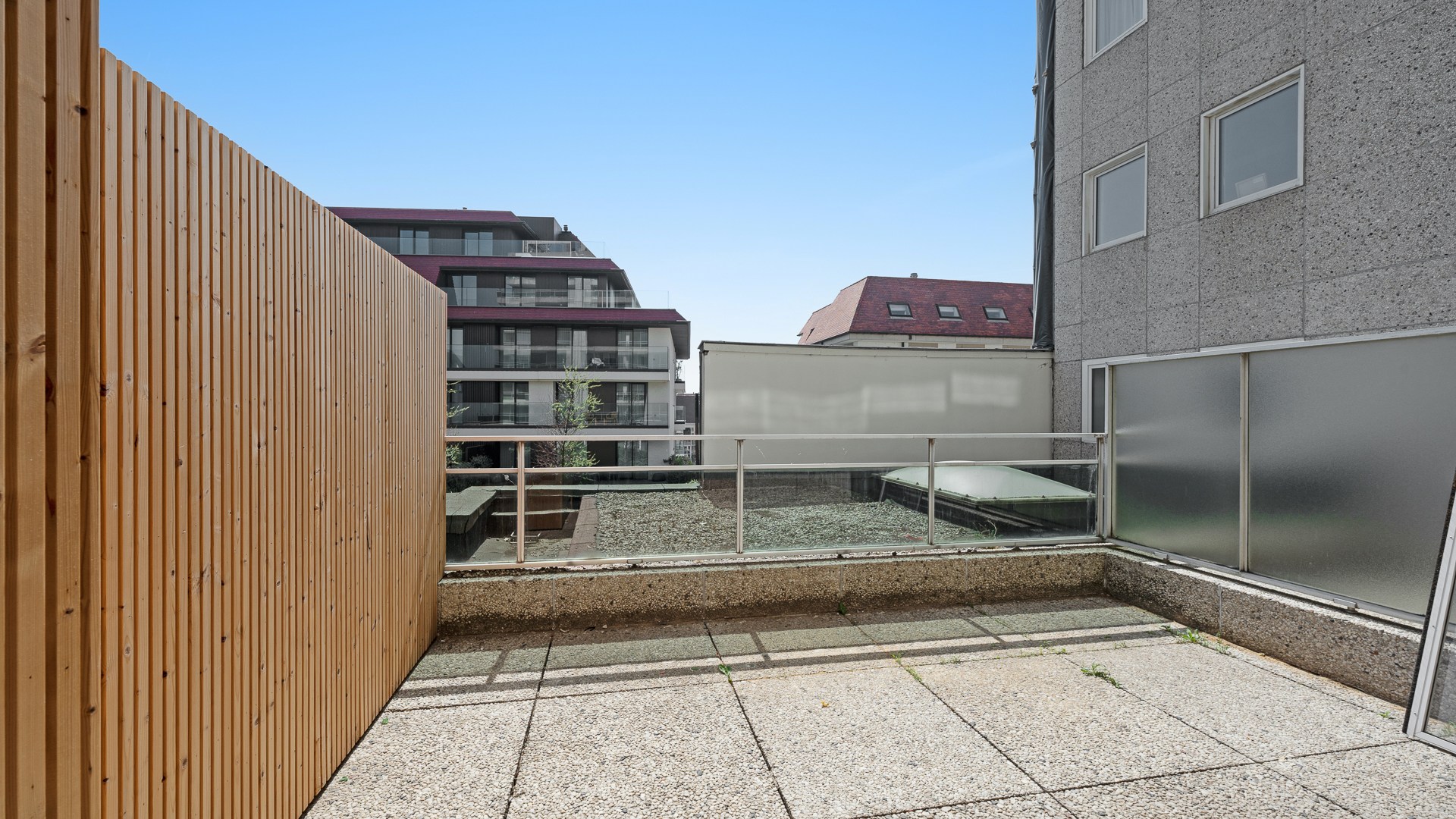 Op een absolute topligging aan de zeedijk in het Zoute bevindt zich dit prachtig gerenoveerde appartement op de eerste verdieping van een standingvolle residentie, met een gevelbreedte van 5,20 meter 