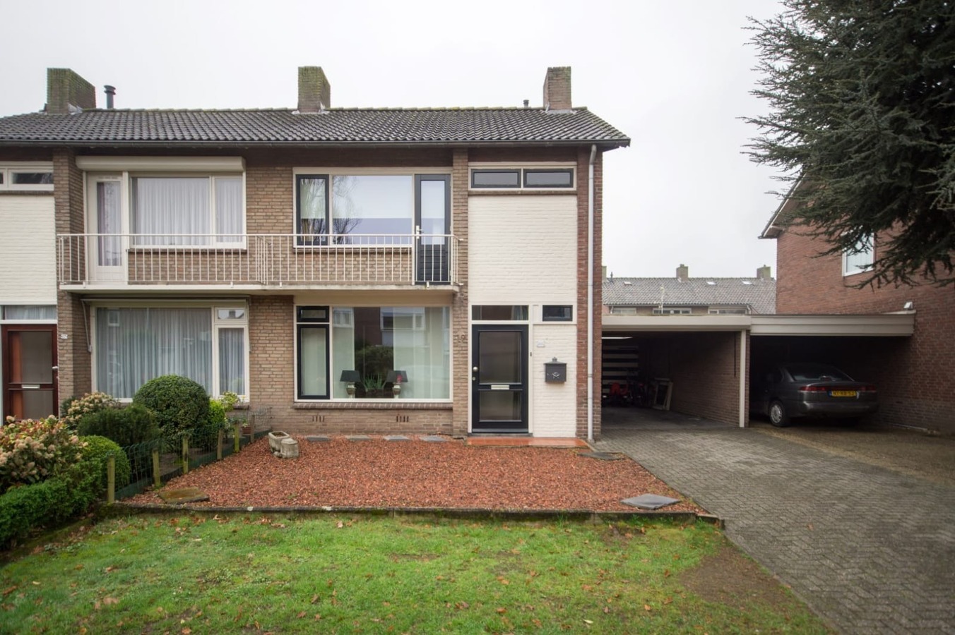 Sfeervolle en gunstig gesitueerde tweekapper met garage, berging en vrije achterom gelegen op 221 M². Deze woning ligt op loopafstand van het centrum van Hilvarenbeek. 