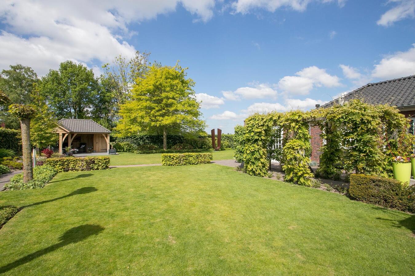 Luxe afgewerkt landhuis met gastenverblijf op een mooie locatie nabij het centrum van Hulsel gelegen op een perceel van 1264 M². 