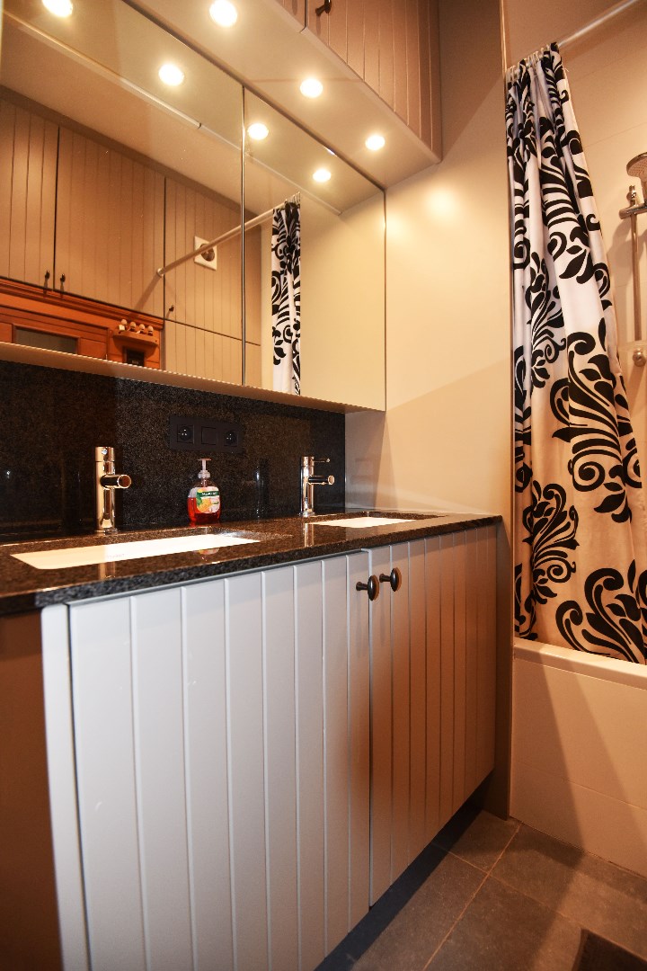 Ruim stijlvol app. met 3 slpks, parkeermogelijkheden en sauna te Adegem 