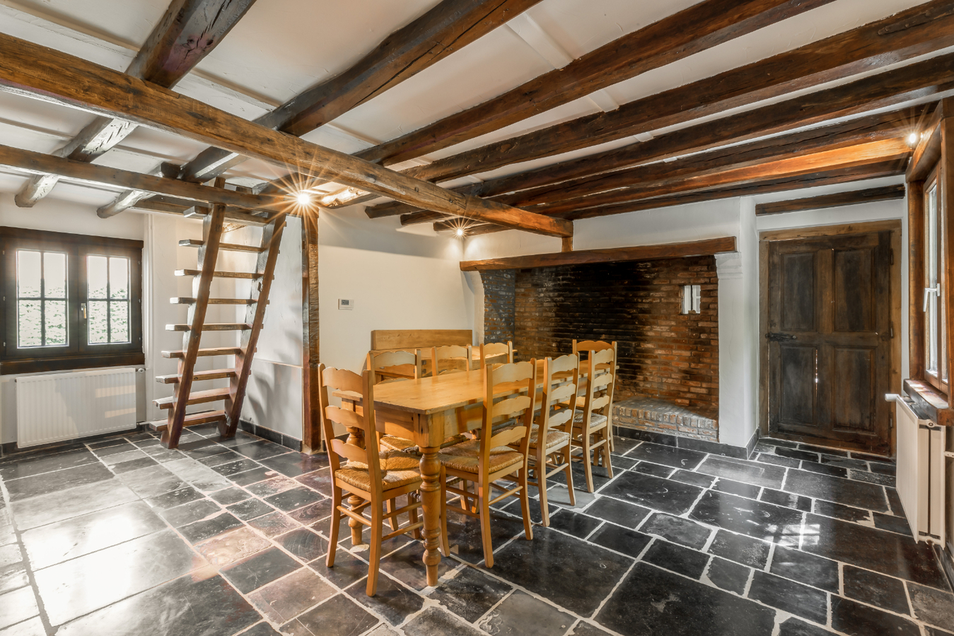 Authentieke hoeve in uitzonderlijke conditie op een perceel van 5.263 m² te Malle aangrenzend aan bosrijk gebied. 