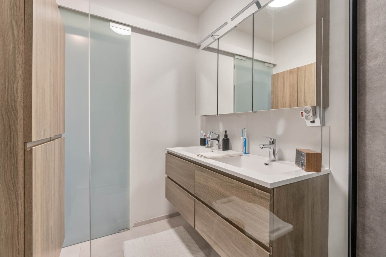 Comfortabel investeringsappartement met 2 slaapkamers en garage, in dorpskern 