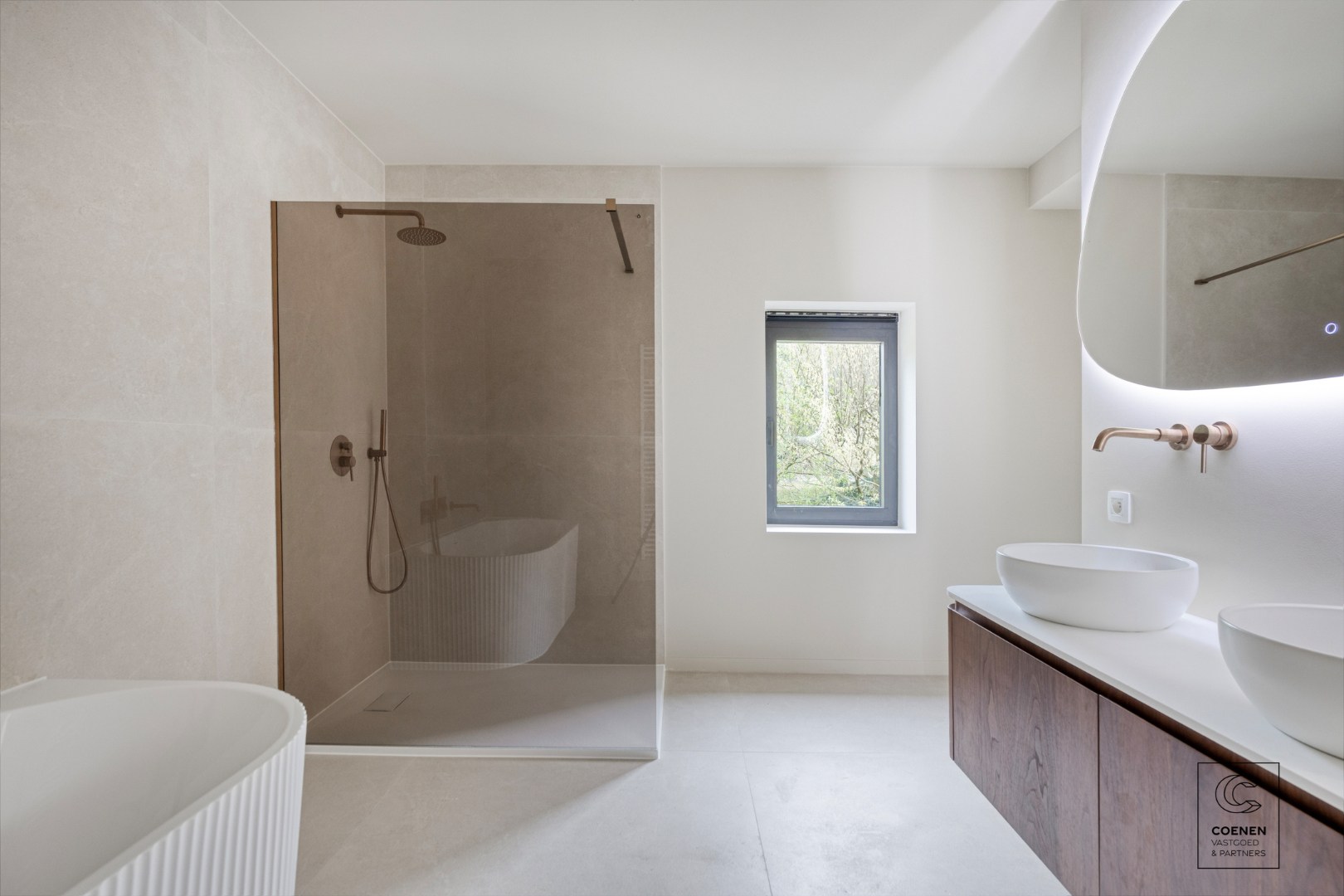 Prachtig gerenoveerde woning met 4 slpk, 2 badkamer en riante tuin op een toplocatie te Rijmenam! 