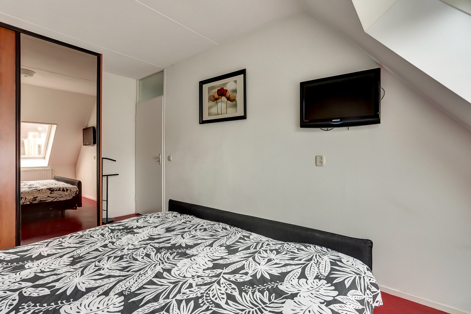 Ruime 5-kamer tussenwoning met inbouw keuken, moderne badkamer, 4 slaapkamers, ruime tuin gelegen op het zuidwesten. 