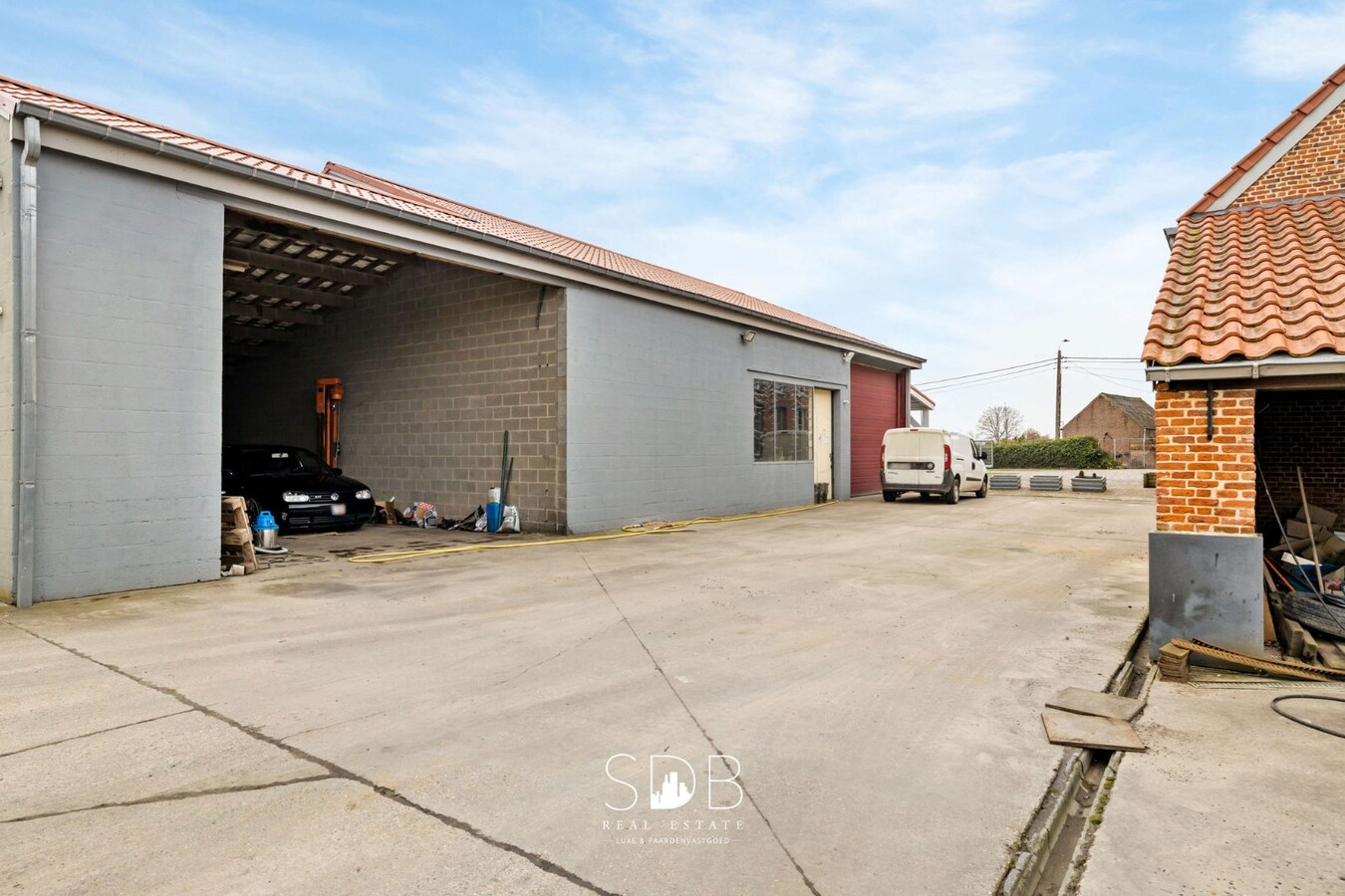 Prachtige villa in hoevestijl met bijgebouwen en graslanden op 89.070m² 