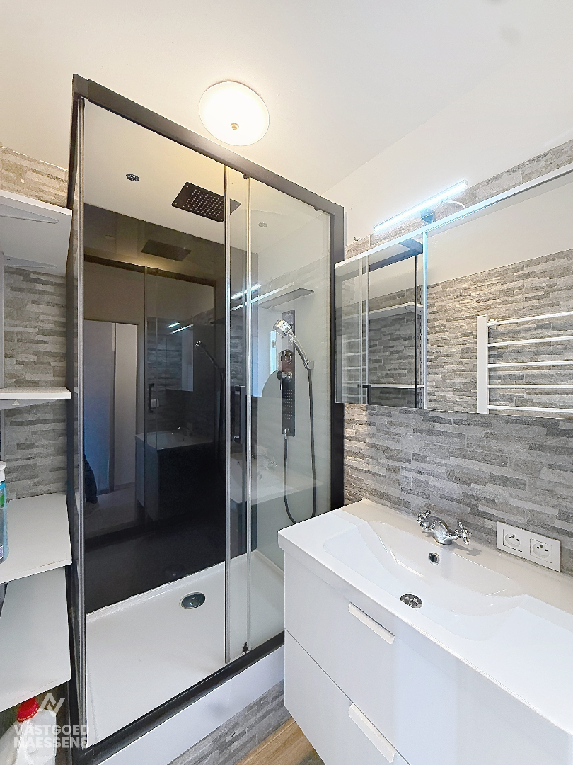 Studio prêt à emménager avec coin chambre et terrasse ensoleillée 