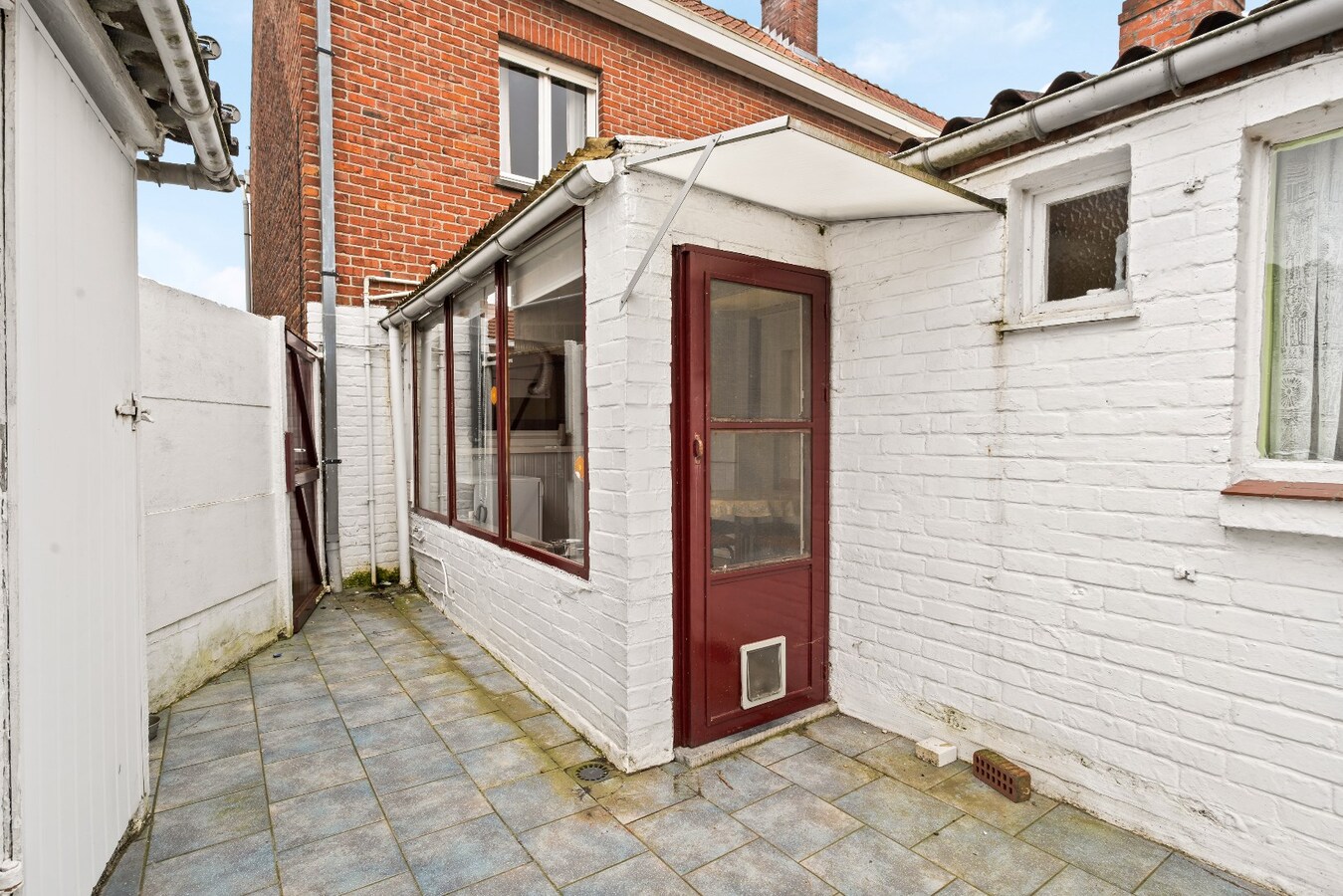 Halfopen woning met drie ruime slaapkamers en garage. 