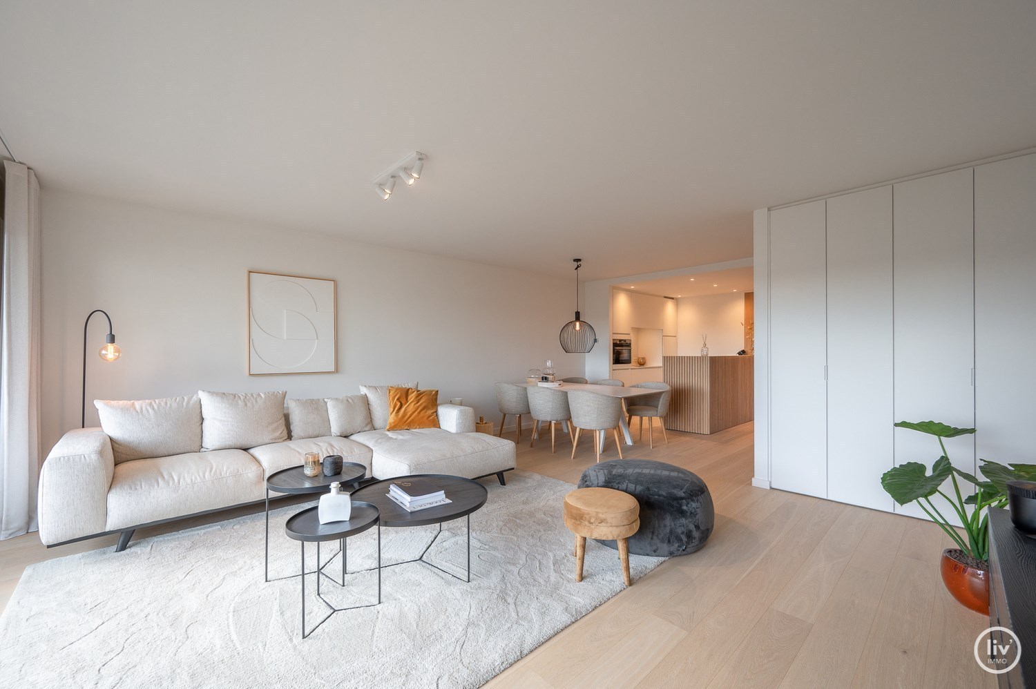 Integraal gerenoveerd 2-kamer appartement met een open zicht over het Yzepark (mogelijkheid tot aankoop van een garage onder de overzijde ). 