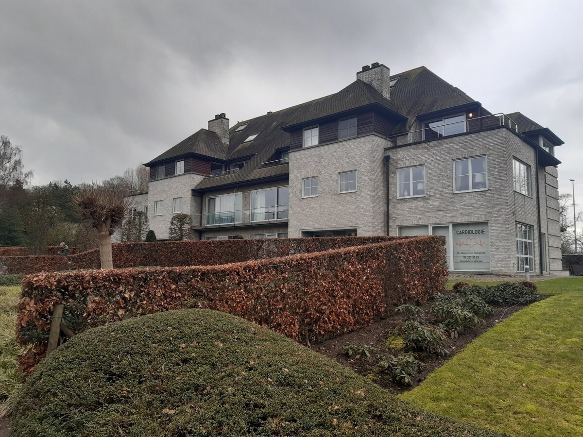 Ruim appartement met 2 terrassen naast Carrefour. 