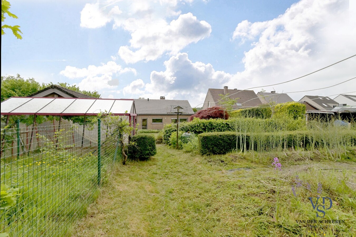 Goedgelegen bungalowwoning te Moerbeke. 