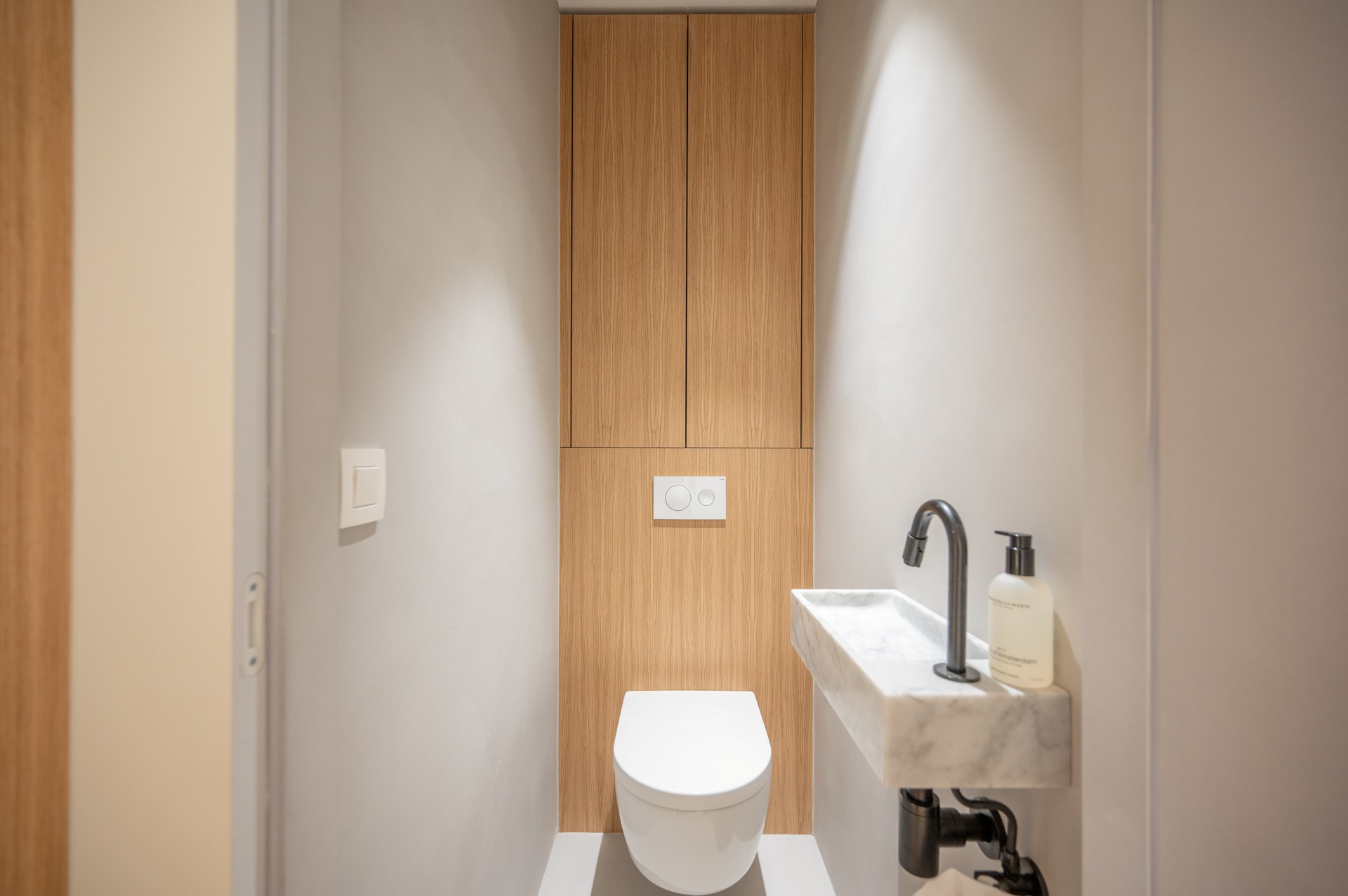 Prachtig gerenoveerd 2 slaapkamerappartement met zijdelings zeezicht centraal gelegen vlakbij de Lippenslaan te Knokke 