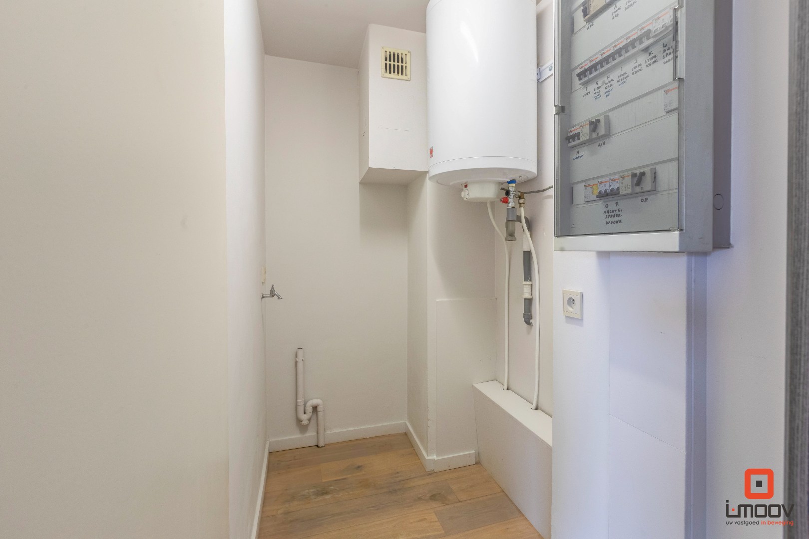 Instapklaar twee-slaapkamerappartement met zonnig terras op sterke locatie in Gentbrugge 