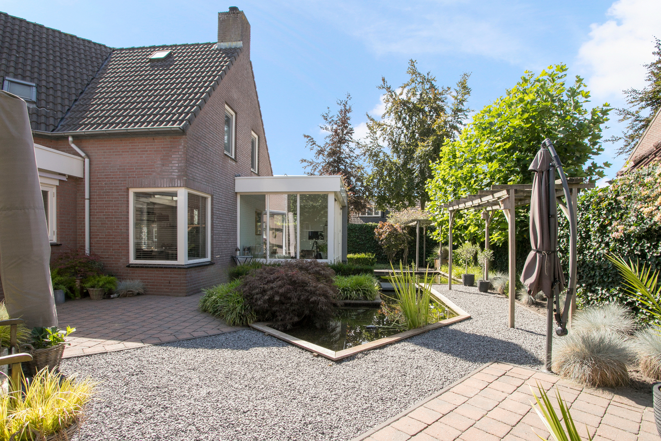 Deze moderne en royale vrijstaande woning staat op een rustige woonlocatie op een mooi hoekperceel. 