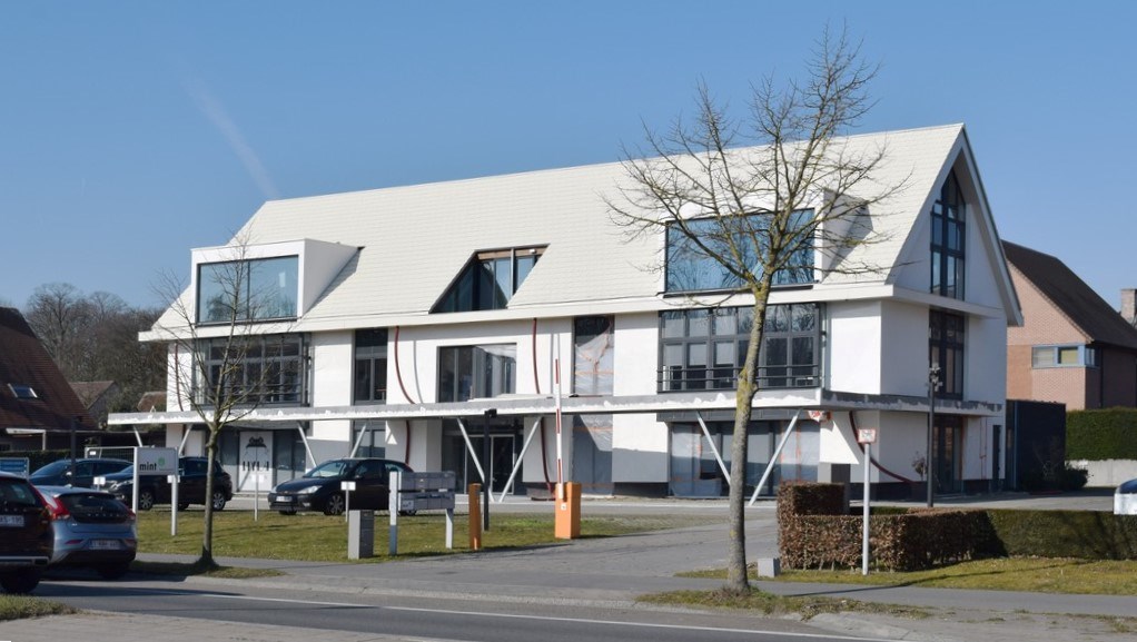 Kantoren te huur op zichtlocatie langs Kortrijksesteenweg in Sint-Martens-Latem