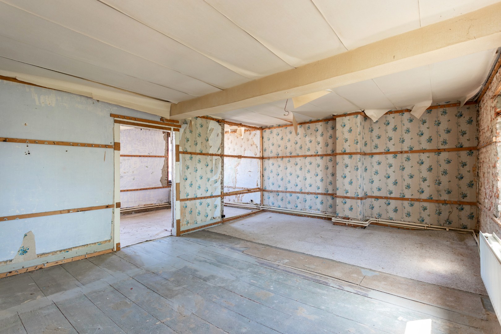 Te renoveren eigendom (317 m²) met veel potentieel, ruime tuin (6a 42ca) en dubbele achterliggende carport met toegang tot de achterliggende straat in Kester 