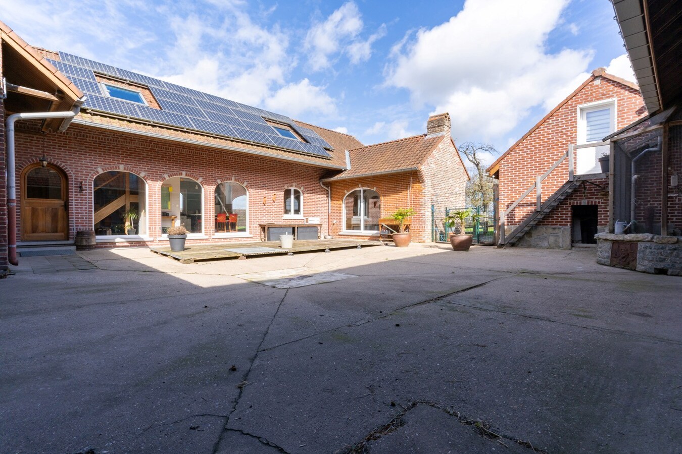 Ensemble immobilier érigé sur 2448m² (Corps de ferme, profession libérale, SPA Airbnb) 