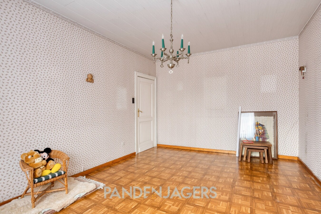 Ruime woning met zij-ingang en achterliggende garage te OLVW 