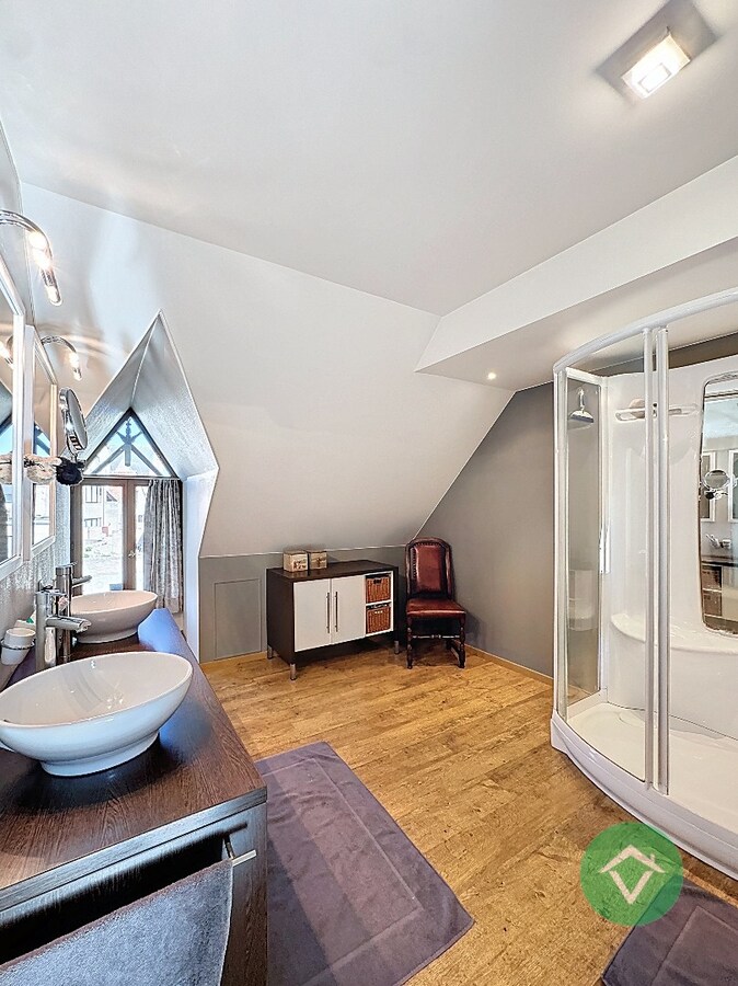 Deze instapklare handelswoning is gelegen in het centrum op een commerciële topligging op de markt van Koekelare 