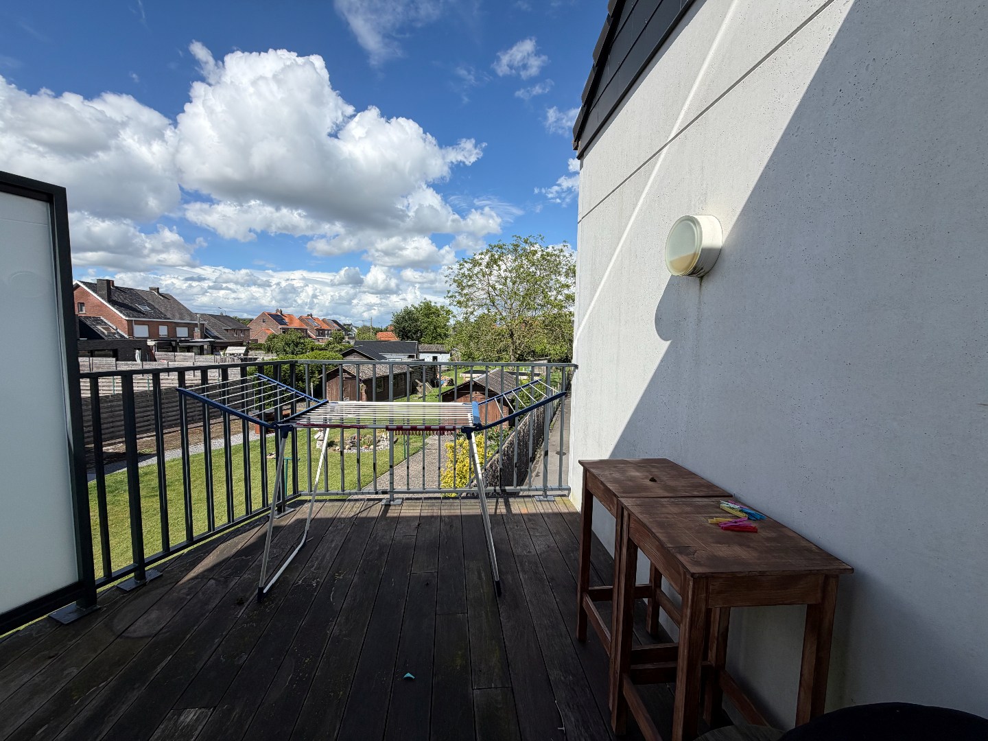 Verzorgd appartement met 2 slaapkamers, terras en garage. 