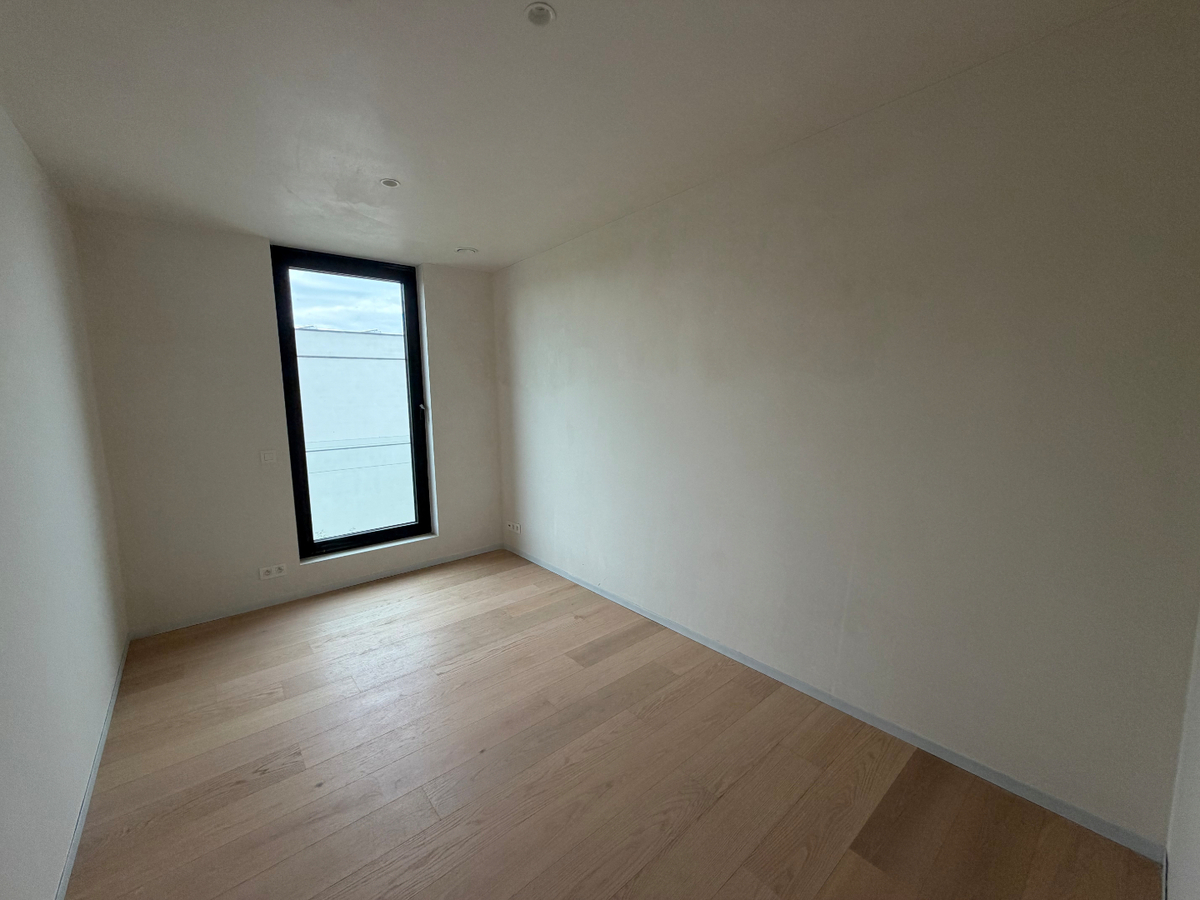 Ruime nieuwbouwwoning met terras en tuin. 
