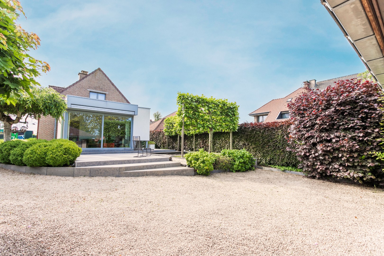 Instapklare villa met 3 slaapkamers, bureau, dubbele garage en verzorgde buitenruimte in Halle 