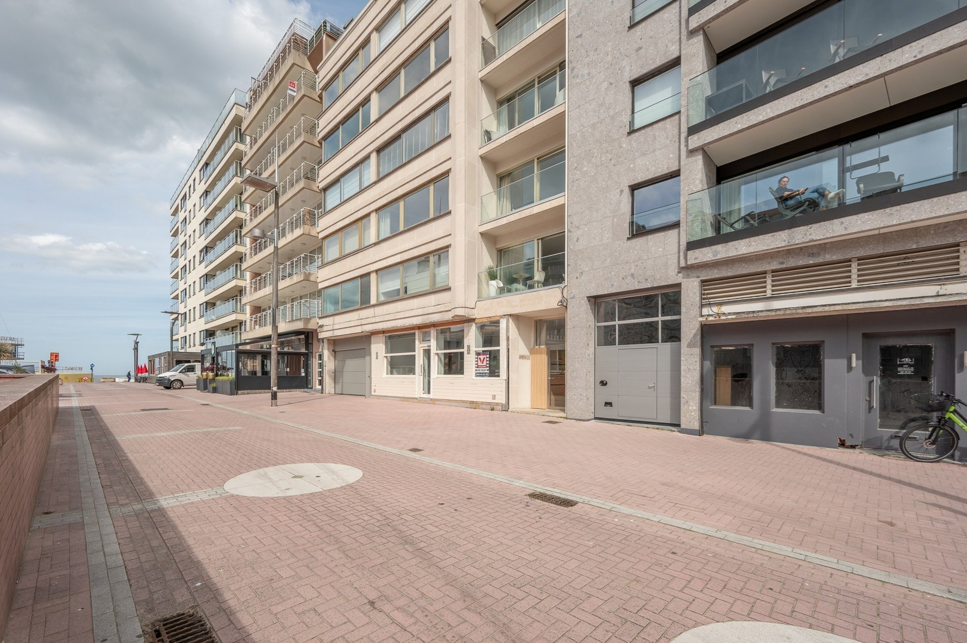 Appartement confortable avec terrasse ensoleillée et vue partielle sur la mer dans un emplacement de premier choix. 