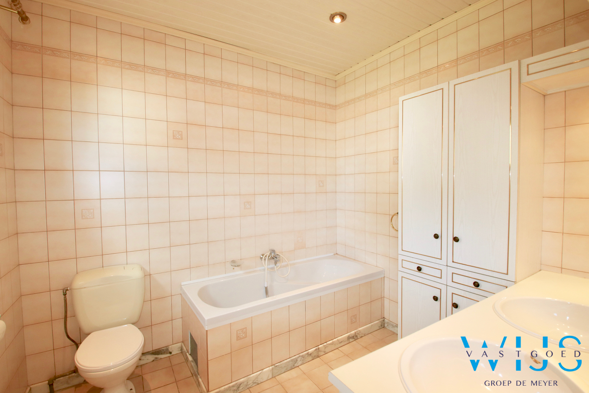 Ruime bungalow met bijgebouw op een ideale locatie in Assenede ! 