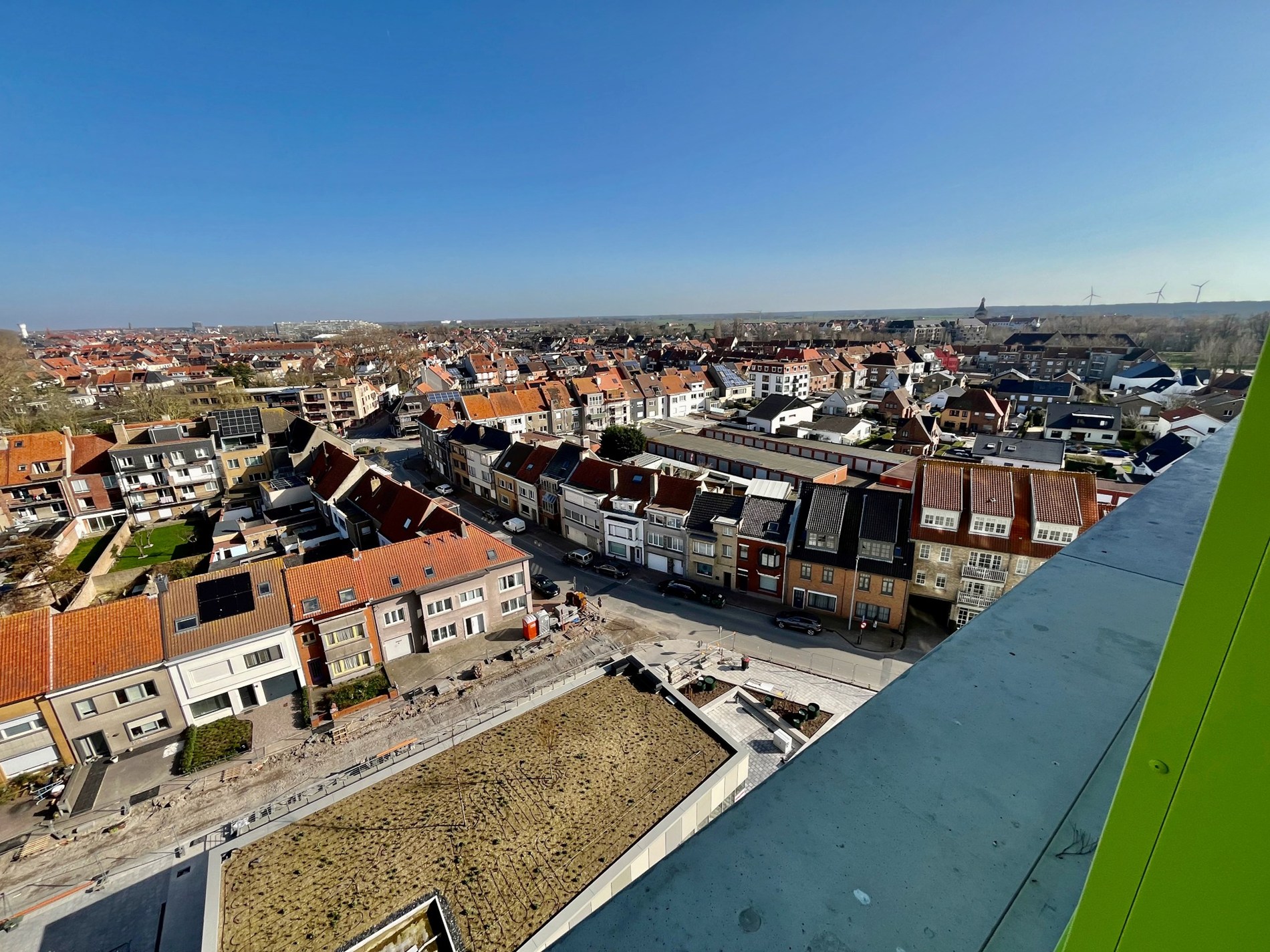 Non-meublé: Appartement de 2 pièces, situé au centre, à la Résidence Hoos avec vue latérale sur la mer. 