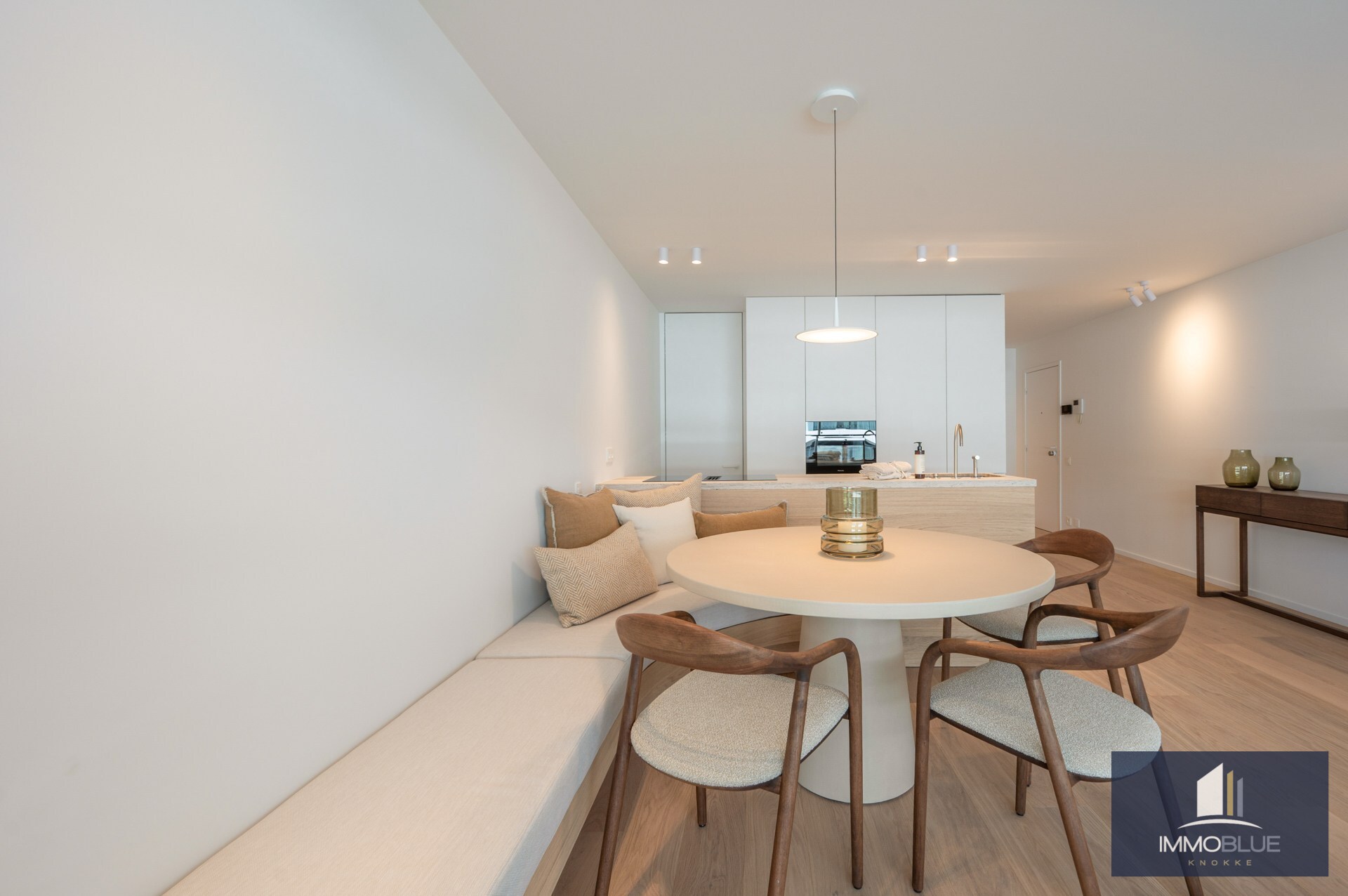 Stijlvol volledig gerenoveerd drie-slaapkamer appartement op toplocatie nabij het Lichttorenplein. 