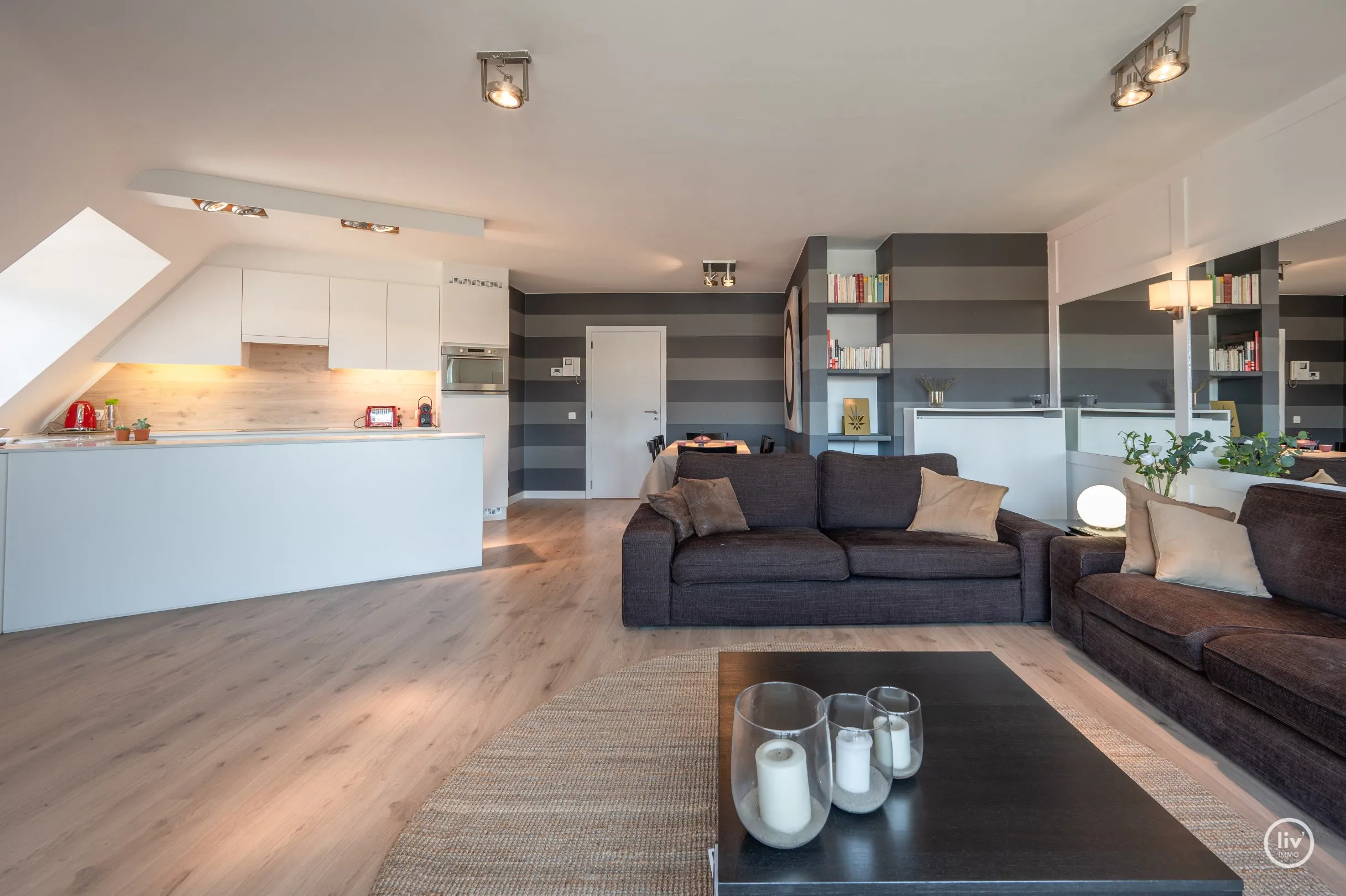 Volledig instapklaar 3-kamer appartement op wandelafstand van de Zeedijk-Duinbergen met mogelijkheid tot aankoop van een inpandige garagebox. 