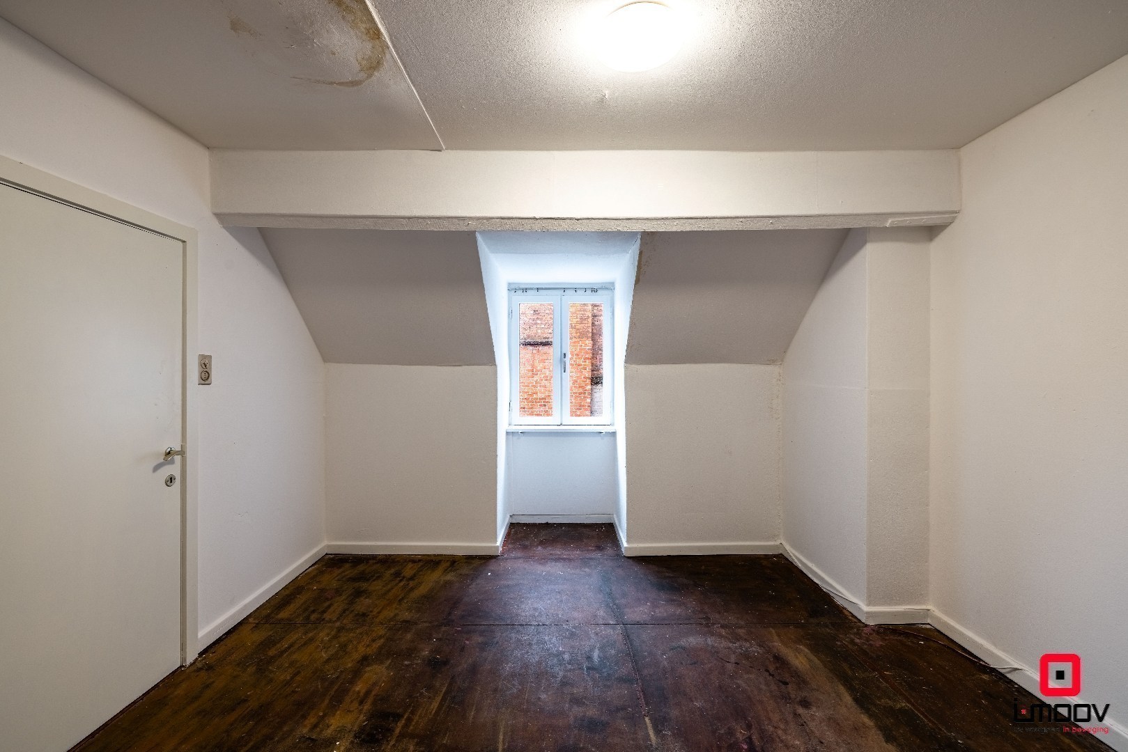 Ruime te renoveren stadswoning met garage en vier slaapkamers in de stationswijk 