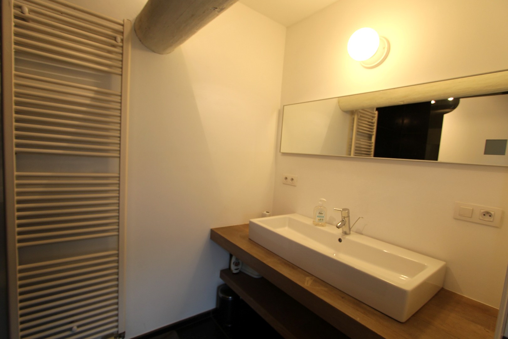 RUIME WONING VAN 390 m² MET GROTE TUIN EN ZWEMBAD 