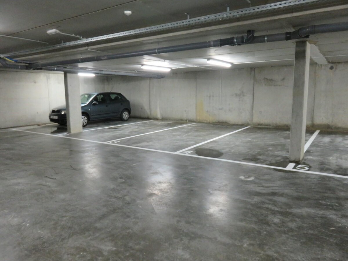 Dakappartement met 2 slaapkamers, terras en autostaanplaats! 
