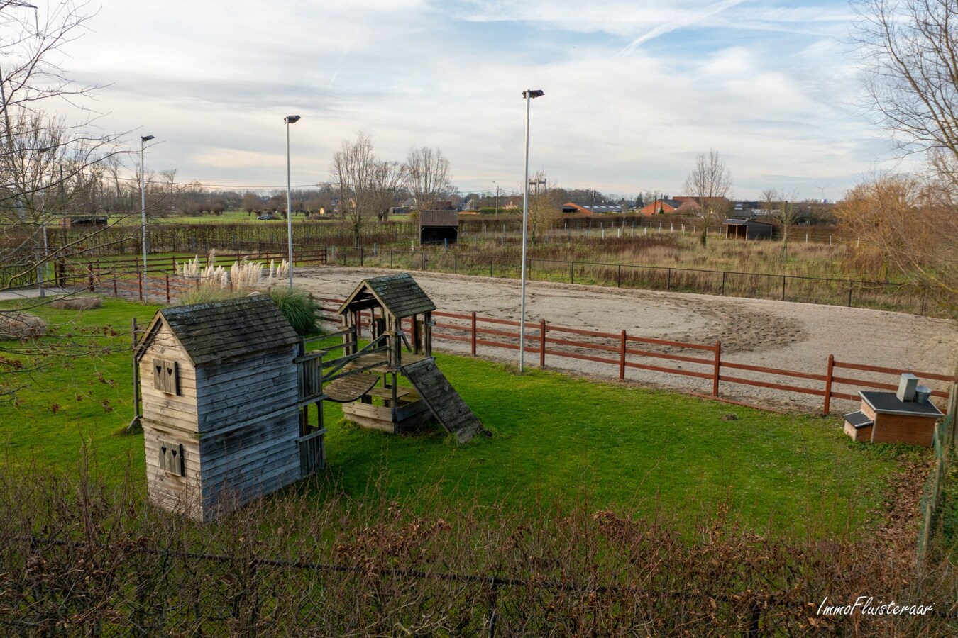 Karakteristieke villa met paardenaccommodatie op ca. 9.680 m2 te Tisselt (Willebroek) 
